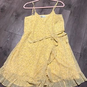 Super cute hollister dress with flower pattern in L perfect for spring